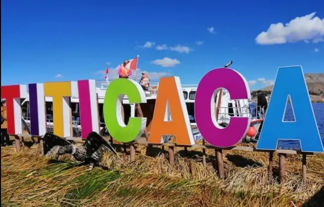 Passeio pelo Lago Titicaca em barco rápido saindo de Puno