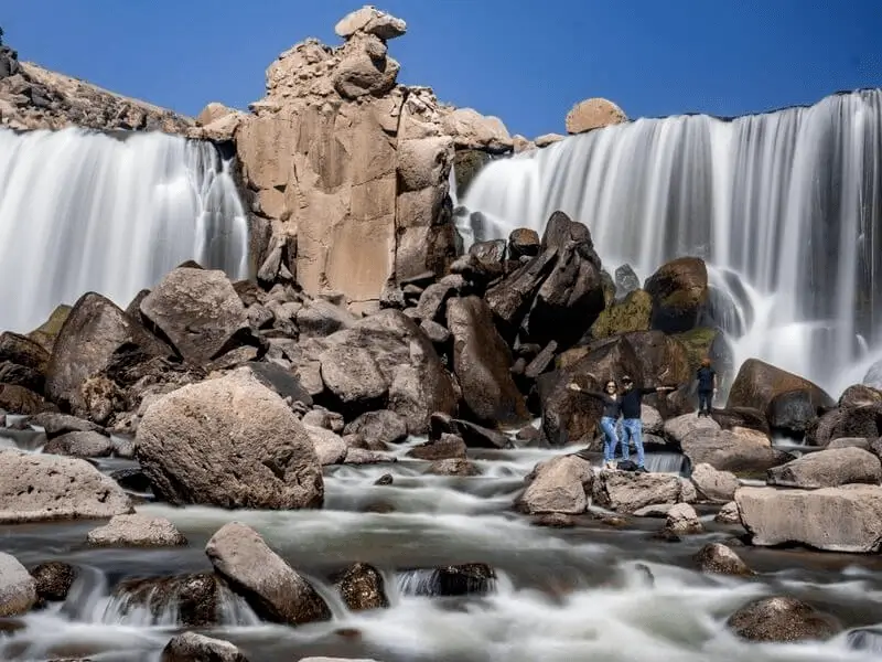 滝と岩の森を一時停止するトレッキング